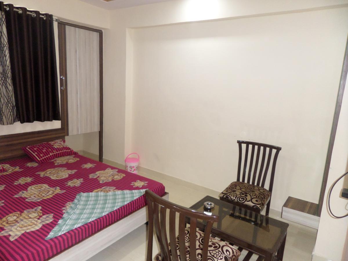 Hotel Riya-Raj Lodging Titwala Quarto foto